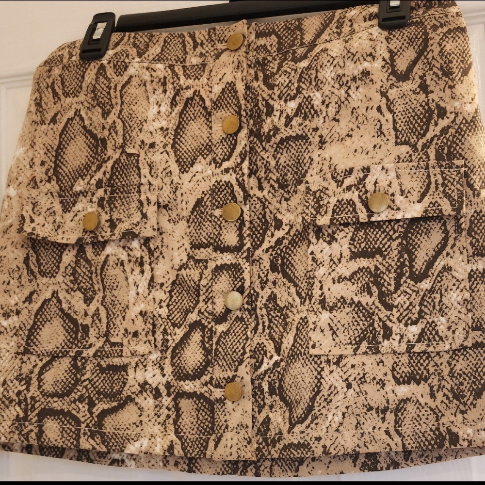 Fashion Nova snakeskin pattern skirt. L